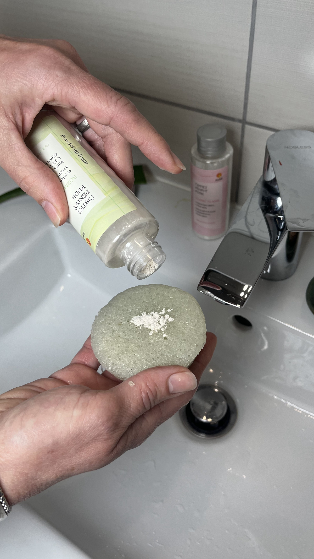libebit pěnivý čisticí pudr a konjac