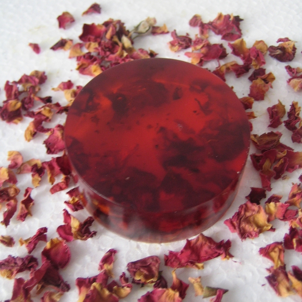 Mýdlo kolo s mandlovým olejem a plátky růží 