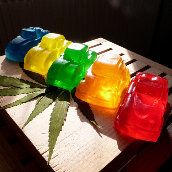 Konopný auťák "sedan" pro velký kluky_mýdlo s konopným olejem