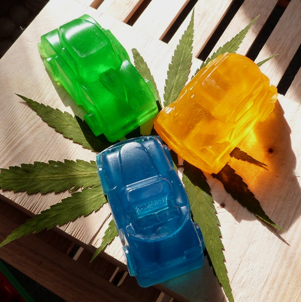 Konopný auťák "sedan" pro velký kluky_mýdlo s konopným olejem