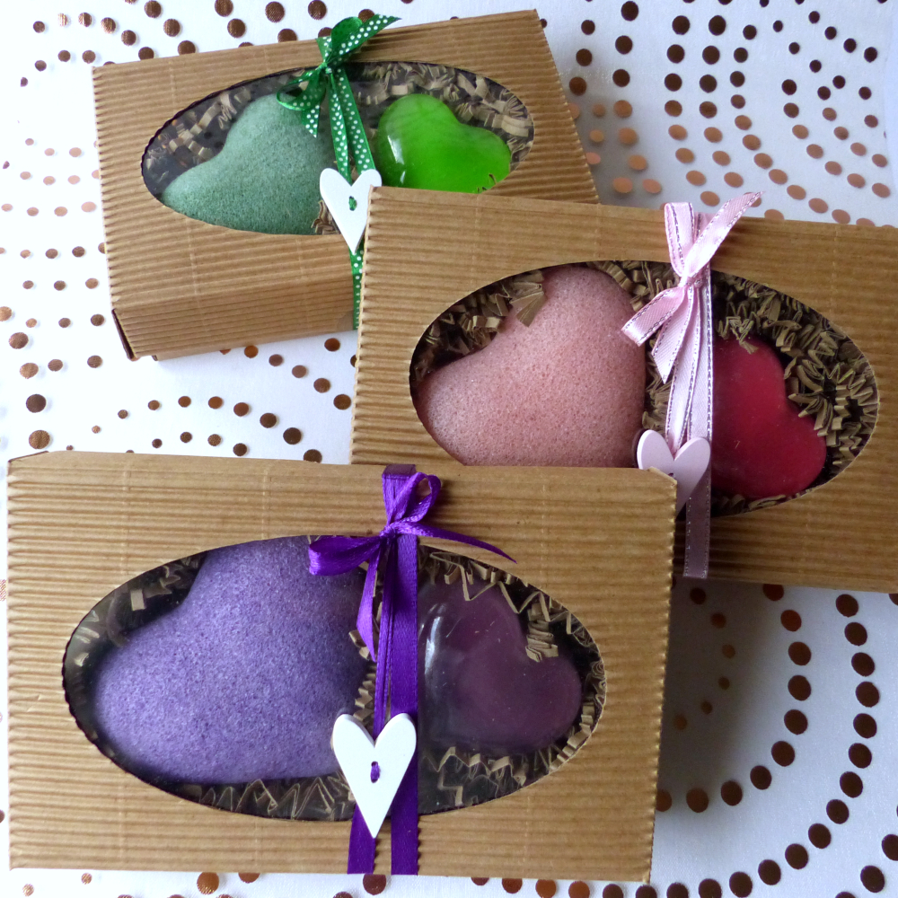 Sada se srdíčkovou houbičkou a mýdlem