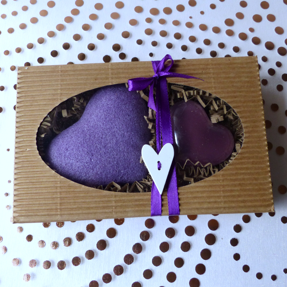 Sada se srdíčkovou houbičkou a mýdlem